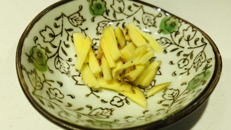 萝卜炖鸭肉,<a style='color:red;display:inline-block;' href='/shicai/ 37'>姜</a>切丝;