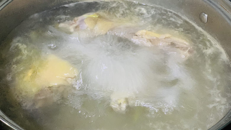 萝卜炖鸭肉,大火煮开;