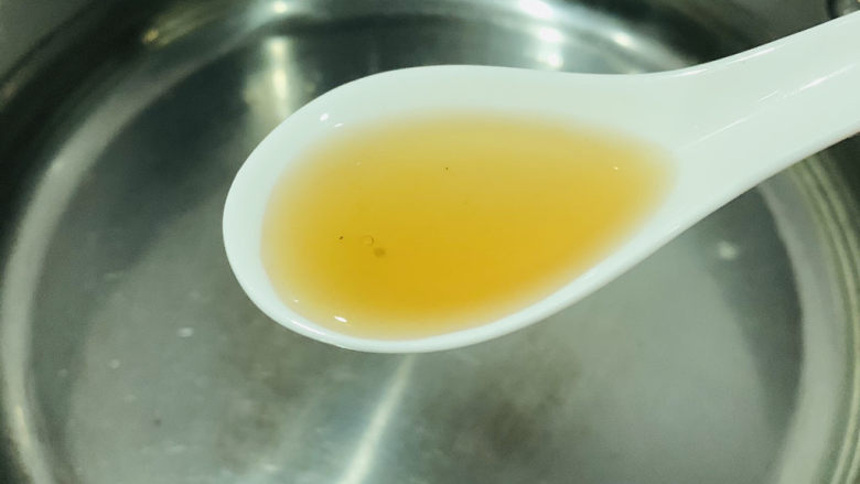 萝卜炖鸭肉,加<a style='color:red;display:inline-block;' href='/shicai/ 718'>料酒</a>;