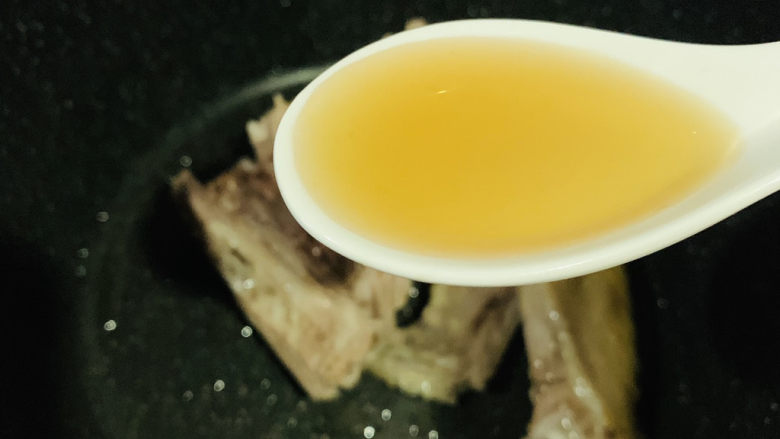 萝卜炖鸭肉,加料酒炝锅;