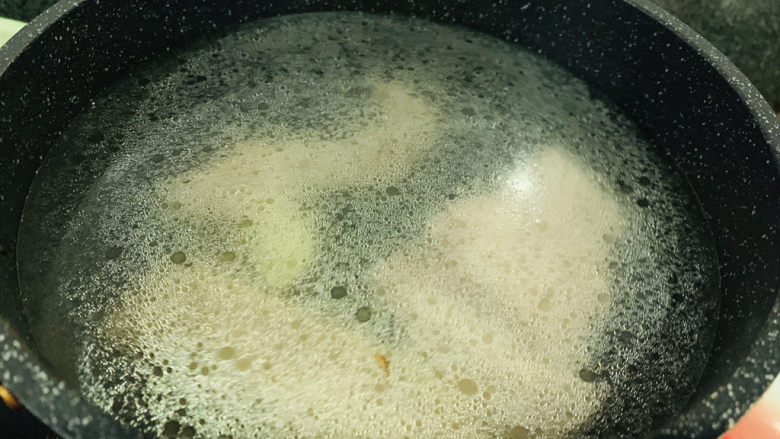 萝卜炖鸭肉,加清水;