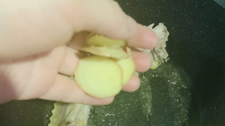 萝卜炖鸭肉,加姜片;
