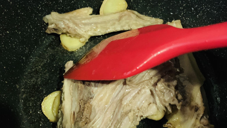 萝卜炖鸭肉,继续炒香;