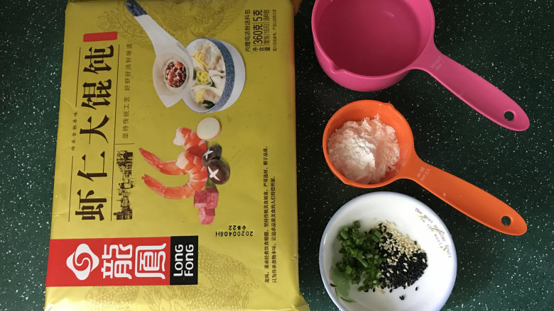 冰花锅贴,备好食材，做锅贴一般都是饺子，家里没有饺子，用冷冻的馄饨也一样了