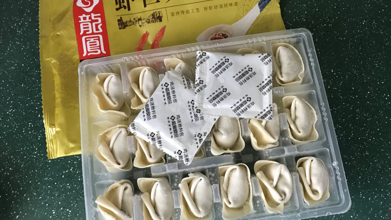 冰花锅贴,馄饨无需提前解冻,用剪刀剪开包装