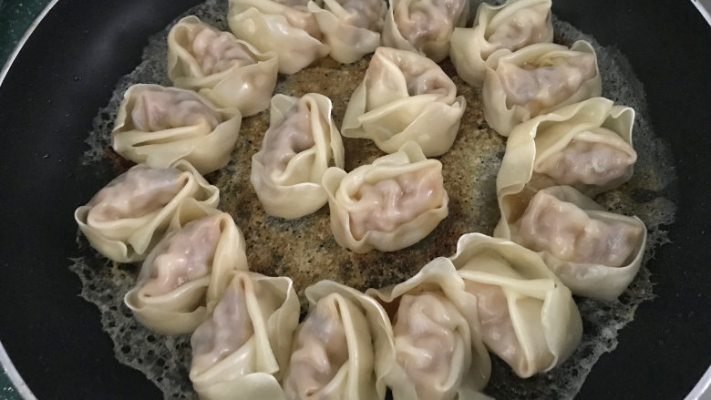 冰花锅贴,煎至锅里的水分渐干,底部形成脆皮和冰花状