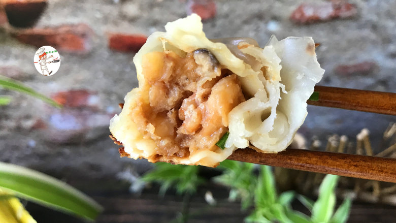 冰花锅贴,咬上一口内馅鲜美多汁,每颗馄饨中都有一个虾仁,真的太香太好吃了