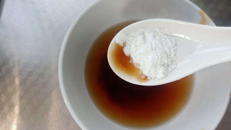香菇鹌鹑蛋,加淀粉,加适量水搅拌均匀