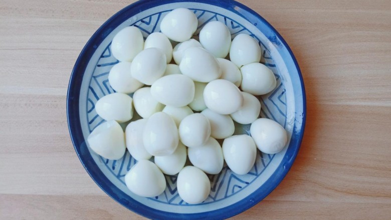 香菇鹌鹑蛋,碗上面盖一个大盘子,前后左右摇晃鹌鹑蛋,剥壳特别方便。