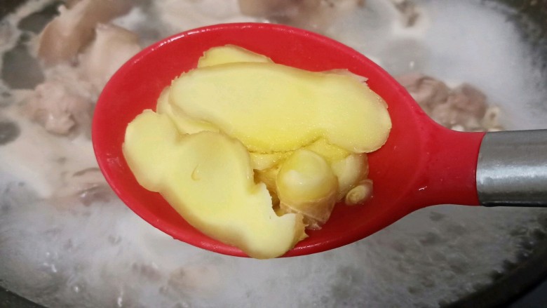 五香卤猪蹄,撇去沫以后加生姜片、<a style='color:red;display:inline-block;' href='/shicai/ 718'>料酒</a>继续猪5分钟。焯水时间根据猪蹄的分量来决定时间的长短,一般起码都要5分钟以上。