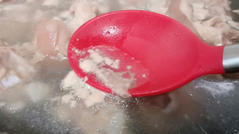 五香卤猪蹄,水开后用勺子撇去多余的沫沫,猪蹄焯水主要是去除杂质