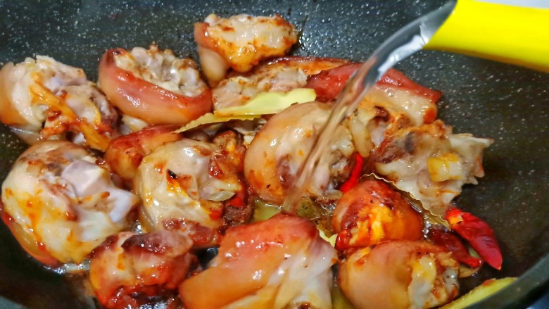 五香卤猪蹄,加<a style='color:red;display:inline-block;' href='/shicai/ 788'>生抽</a>翻炒均匀,加开水入锅、水量可以跟猪蹄齐平(一定要开水,不然煎好的猪蹄一下淋入冷水,猪蹄外皮就成“虎皮”一样,口感就不软糯了)