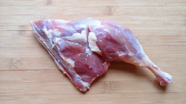红烧鸭肉,<a style='color:red;display:inline-block;' href='/shicai/ 10828'>鸭边腿</a>去皮,去除多余的油脂部分。