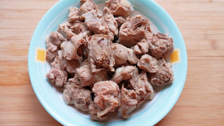 红烧鸭肉,焯过水的鸭腿块冲洗干净,控一下水分备用。