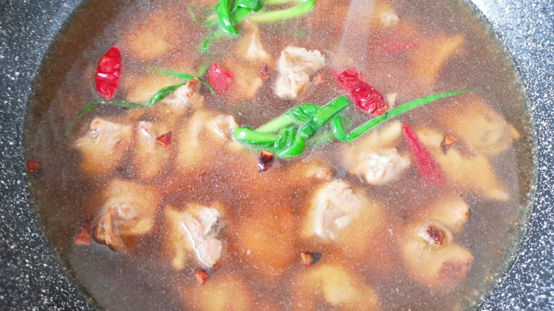 红烧鸭肉,加入开水没过鸭腿块,放盐调味,大火烧开以后转中火炖一个小时。