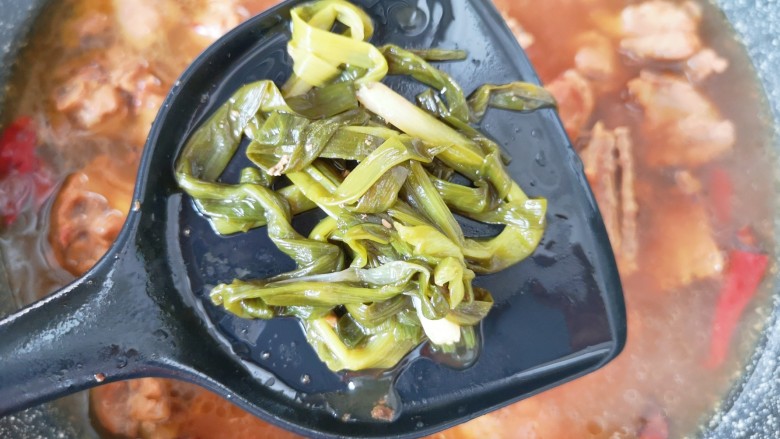 红烧鸭肉,一个小时以后鸭腿块已经熟了,挑出小葱不要。