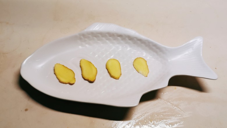 清蒸龙利鱼,取出鱼盘 4片姜片铺底