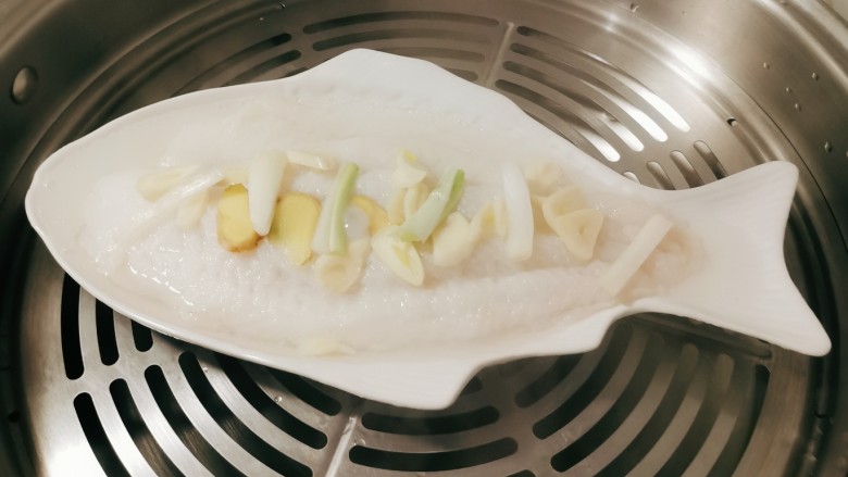 清蒸龙利鱼,时间到了 取出鱼盘