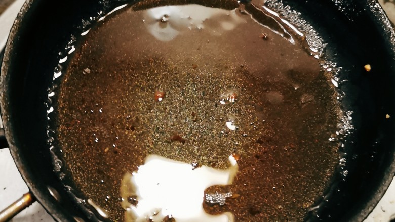 清蒸龙利鱼,小炒锅放入食用油 加热至有微微青烟 关火