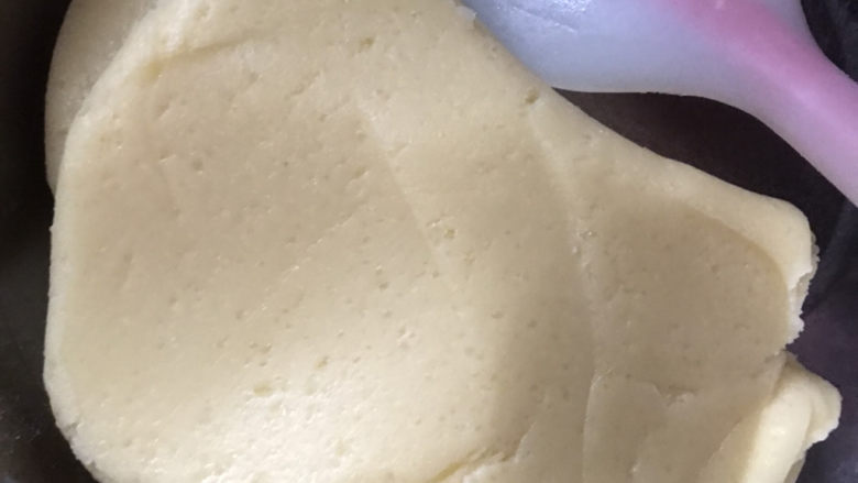 牛奶饼干(无黄油),活成这样的光滑的面团,我的糖太粗了,没有融化,不过不影响