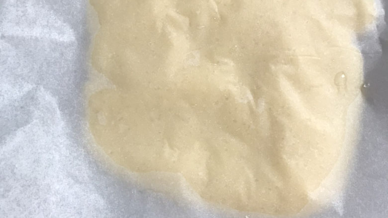 牛奶饼干(无黄油),取一张油纸,用铲子铲出点面团,油纸包上,用手掌轻轻按压至厚点的面饼