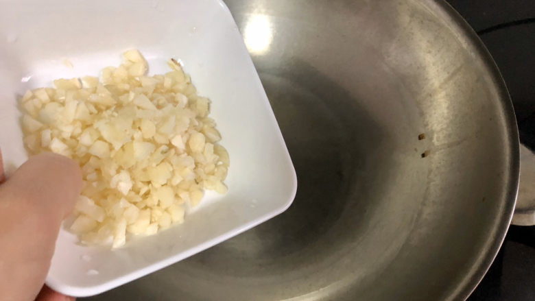 清蒸生蚝➕蒜蓉粉丝蒸生蚝,热锅加适量食用油,加入一半蒜蓉,小火煸炒金黄