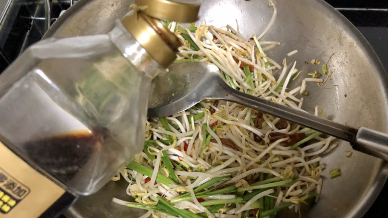 韭菜炒豆芽➕ 拨却白云见青天,调味:一汤匙<a style='color:red;display:inline-block;' href='/shicai/ 788'>生抽</a>