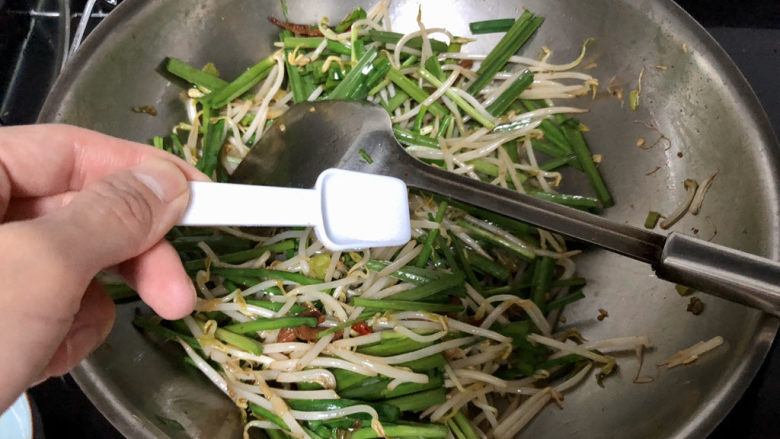 韭菜炒豆芽➕ 拨却白云见青天,尝下咸淡,根据个人口味添加少许盐定味,