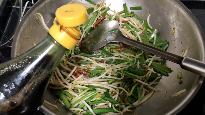 韭菜炒豆芽➕ 拨却白云见青天,出锅前,沿着锅边淋半汤匙<a style='color:red;display:inline-block;' href='/shicai/ 768'>香醋</a>,翻炒均匀出锅