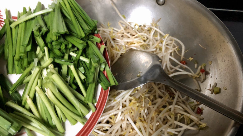 韭菜炒豆芽➕ 拨却白云见青天,加入韭菜梗,翻炒均匀