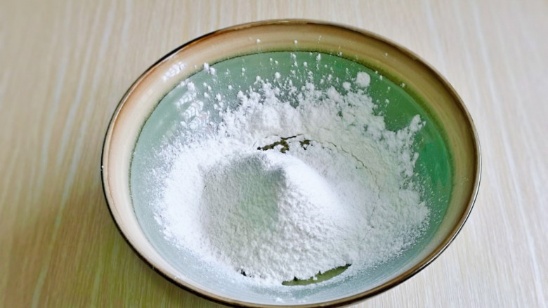 棉花蛋糕&不开裂不回缩方子,再筛入糕点小麦粉,用硅胶铲翻拌均匀无干粉。