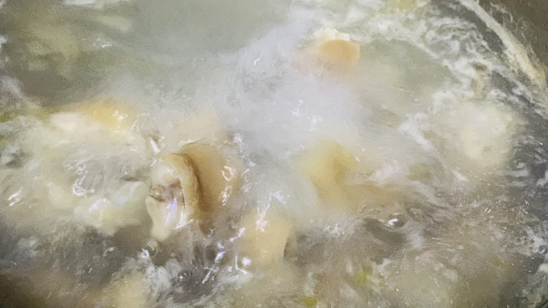 五香卤猪蹄,转中火煮5分钟;