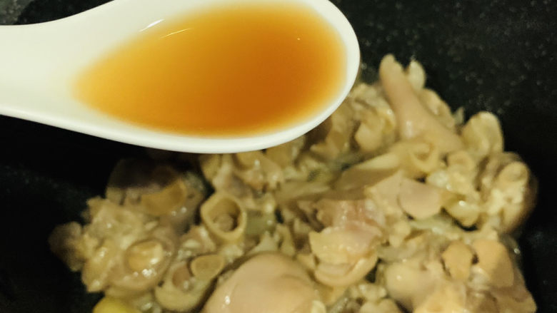 五香卤猪蹄,加料酒,炒香;