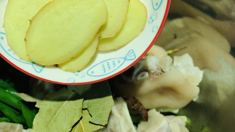 五香卤猪蹄,加姜片;