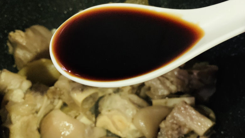 五香卤猪蹄,加<a style='color:red;display:inline-block;' href='/shicai/ 692'>酱油</a>;