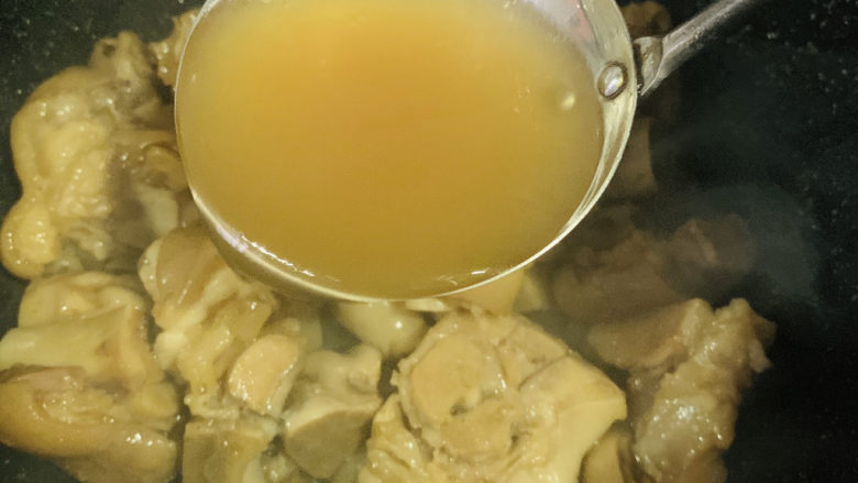 五香卤猪蹄,把高压锅剩的卤汁倒入;
