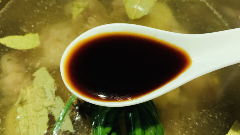 五香卤猪蹄,加生抽;