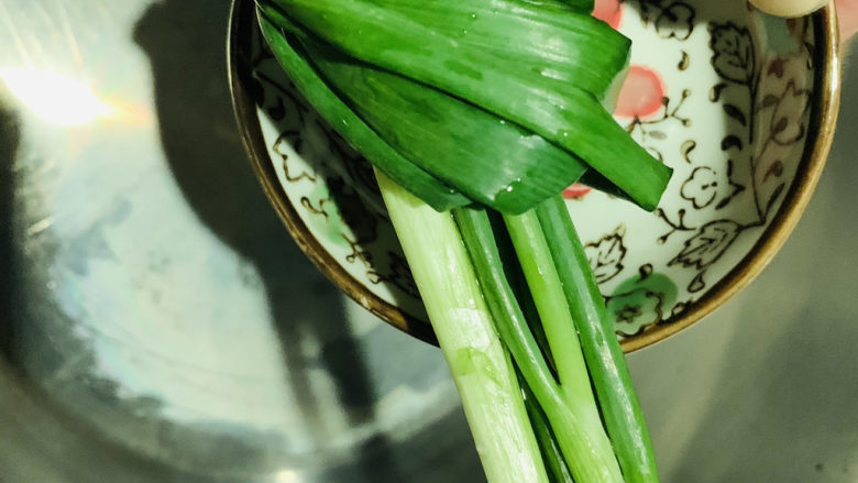 五香卤猪蹄,葱洗净,打成结;