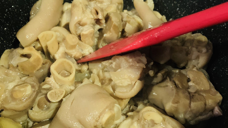 五香卤猪蹄,关好,打开锅盖,另起一锅加食用油,热锅,倒入猪蹄;