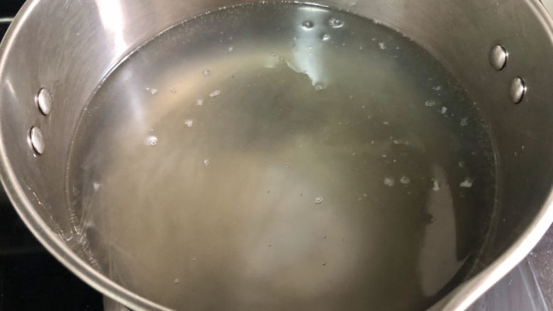 豆芽炒粉条,坐锅烧水,水开下红薯粉条,关火烫约三四分钟
