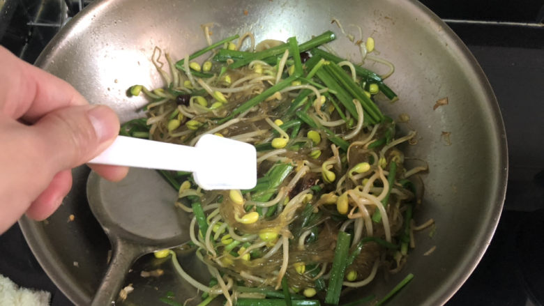 豆芽炒粉条,尝下咸淡,根据个人口味添加少许盐