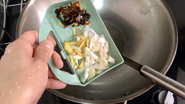 豆芽炒粉条,热锅冷油,加入姜丝葱末干辣椒小火煸香
