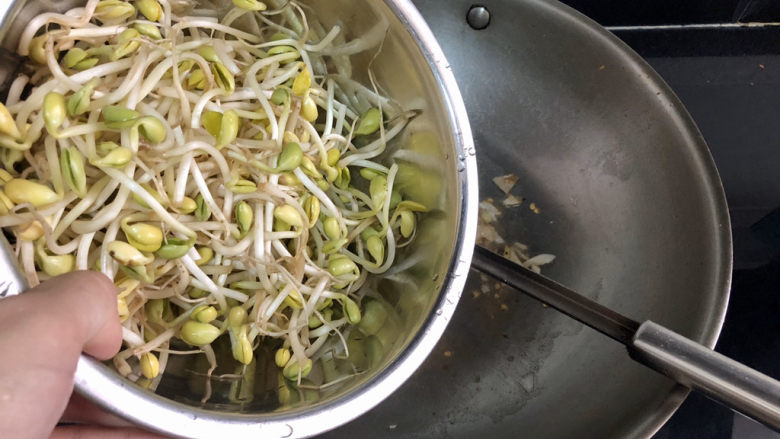 豆芽炒粉条,转中火,加入黄豆芽翻炒均匀