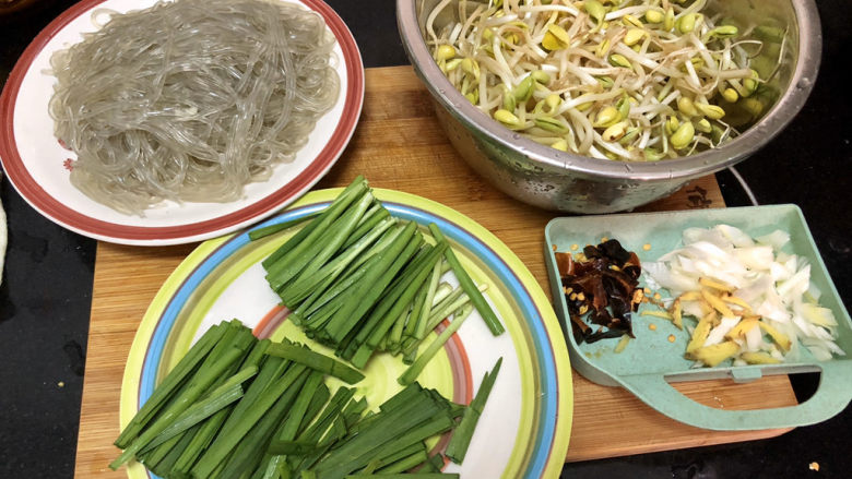 豆芽炒粉条,全部食材准备好