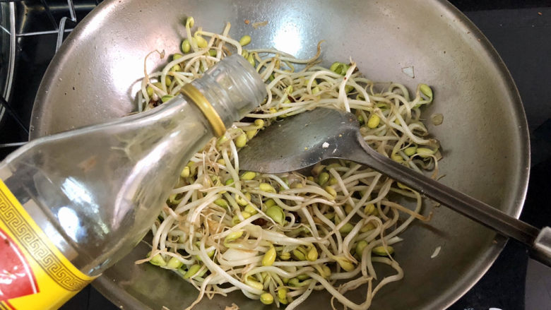 豆芽炒粉条,淋一茶匙<a style='color:red;display:inline-block;' href='/shicai/ 718'>料酒</a>,翻炒一分钟