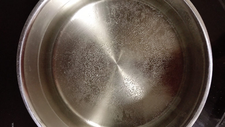 豆芽炒粉条,锅中加入海盐,烧开