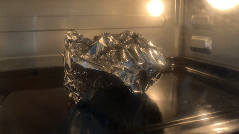 盐焗鹌鹑蛋,烤箱预热180度,靠20分钟,到时间后不用马上取出,继续放置,时间越久越入味