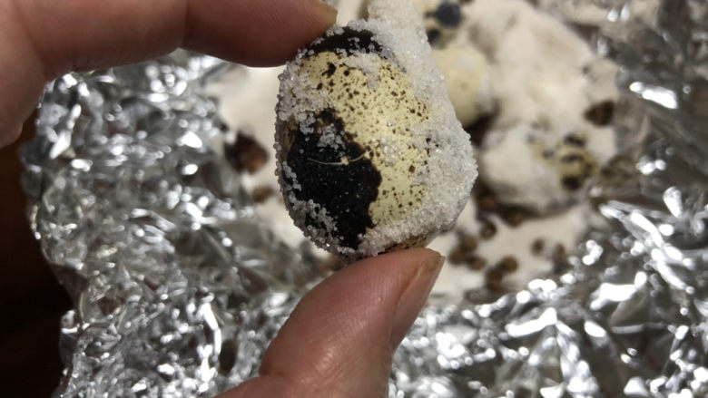 盐焗鹌鹑蛋,一个个都很完整,没有爆炸哈哈哈