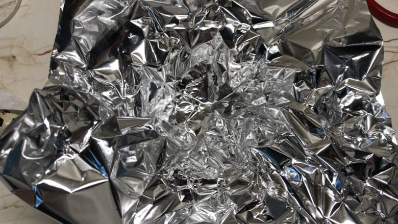 盐焗鹌鹑蛋,拿一张大一点的铝箔纸,对折,然后可以借助盘子或者碗,折一个小盘子或者小碗的形状