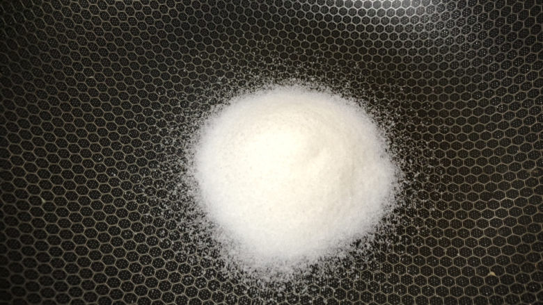 盐焗鹌鹑蛋,炒锅内加入盐,盐根据要做的鹌鹑蛋数量决定